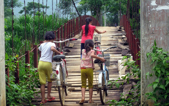 Hòa Bình: Người dân "đánh đu với tử thần" khi qua cầu treo xuống cấp ảnh 2