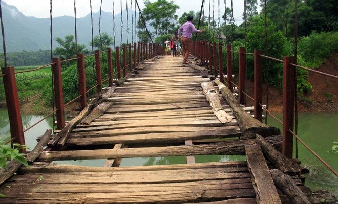 Hòa Bình: Người dân "đánh đu với tử thần" khi qua cầu treo xuống cấp ảnh 1