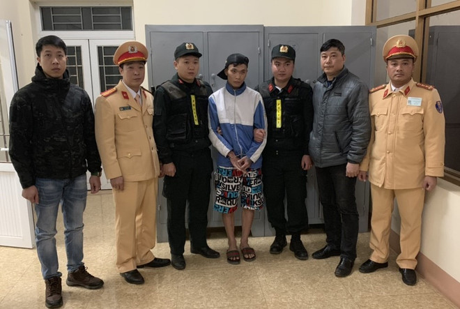 Đối tượng Phạm Ngọc Tuấn (giữa) bị công an bắt giữ. (Nguồn: TTXVN phát) Sơn La: Bắt giữ đối tượng giết người, đốt xác phi tang ảnh 1