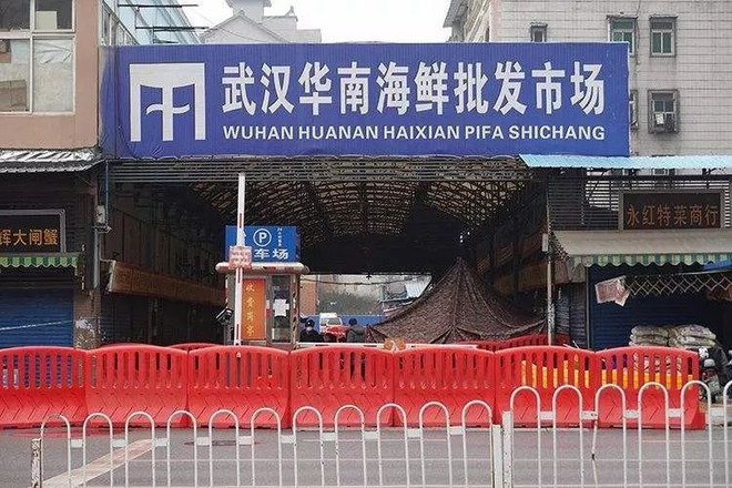 Chợ thủy sản Hoa Nam ở Vũ Hán. (Nguồn: sg.news.yahoo.com) COVID-19 chưa chắc đã bắt nguồn từ chợ thủy sản Vũ Hán ảnh 1