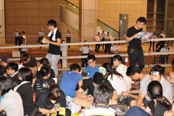 Hong Kong: Đêm thứ hai của cuộc biểu tình diễn ra trong hòa bình ảnh 2