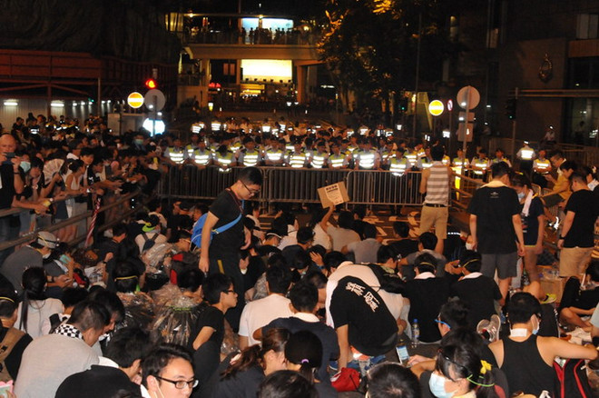 Hong Kong: Đêm thứ hai của cuộc biểu tình diễn ra trong hòa bình ảnh 3