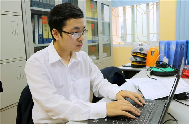 Nguyễn Đức Phát say mê tìm hiểu các thuật toán trong Excel. (Ảnh: Minh Thu/TTXVN) Sinh viên đại học Hàng hải VN giành huy chương Bạc tin học thế giới ảnh 1