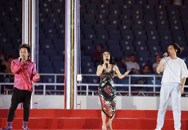 Hồng Nhung: Sự hào hứng không ngừng 'cháy' khi hát khai mạc SEA Games ảnh 1