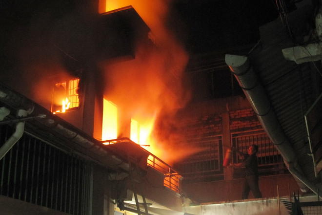 Thành phố Hồ Chí Minh: Cháy lớn thiêu 2 tầng nhà trong hẻm ảnh 1