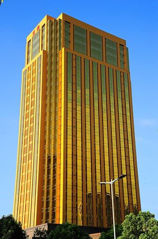 [Photo] "Lóa mắt" vì nhà dát vàng cao 100m giữa thành phố ảnh 1
