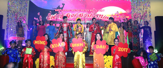 Người Việt ở Séc: Đêm nhạc Phật và sợi dây gắn kết quê hương ảnh 1