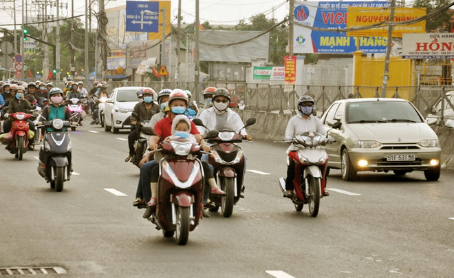Giao thông ở TPHCM đông đúc trở lại sau Tết nhưng không quá ùn tắc ảnh 1