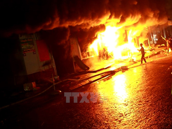 Gia Lai: Cháy chợ huyện trong đêm, 50 sạp hàng cháy rụi ảnh 1