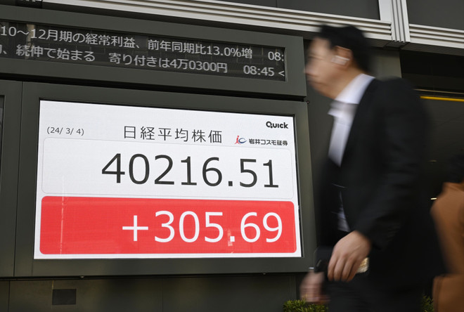 Chỉ số Nikkei-225 hiển thị trên bảng điện tử tại Tokyo (Nhật Bản) ngày 4/3/2024. (Ảnh: Kyodo/TTXVN) chung khoan chau a_nikkei 2.jpg