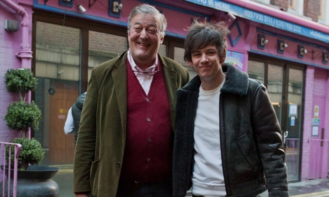 Nam danh hài người Anh Stephen Fry cưới bạn trai kém 30 tuổi ảnh 1