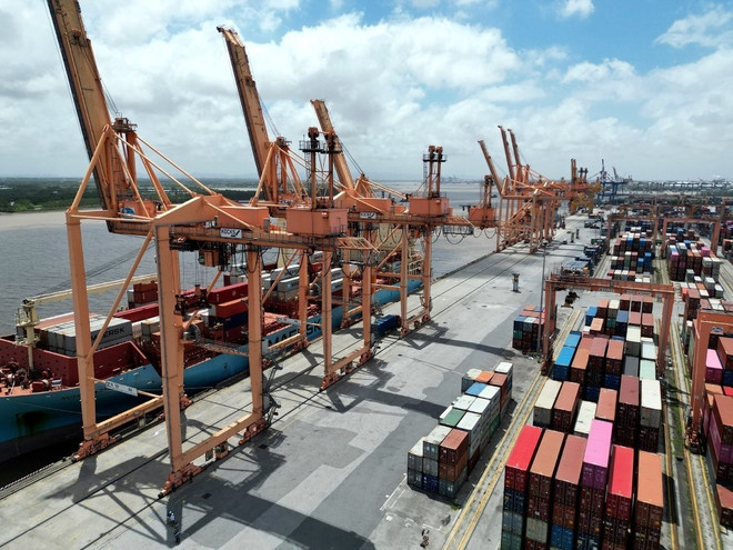 Hệ thống bốc dỡ hàng hóa tại cảng Tân Vũ (Hải Phòng) (Ảnh: Tuấn Anh/TTXVN) cang tan vu_hai phong.jpg