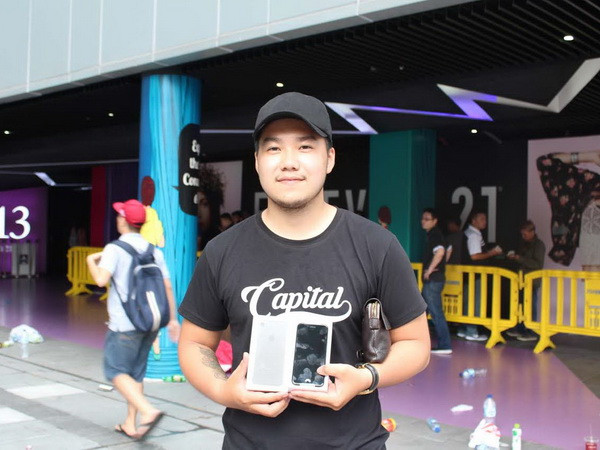 Dân chơi "táo" thế giới đổ về Singapore xếp hàng mua iPhone 7 ảnh 1