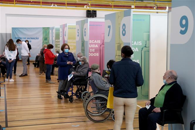 Nhiều nước ghi nhận số ca mắc mới COVID-19 cao chưa từng thấy ảnh 2