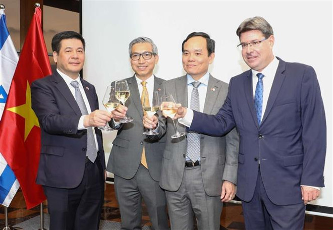 Phó Thủ tướng Chính phủ Trần Lưu Quang cùng các đại biểu chúc mừng tại Lễ Kỷ niệm 78 năm Quốc khánh nước Cộng hòa Xã hội Chủ nghĩa Việt Nam và 30 năm thiết lập quan hệ ngoại giao Việt Nam-Israel. (Ảnh: Văn Ứng/TTXVN) Thúc đẩy quan hệ hữu nghị và hợp tác nhiều mặt Việt Nam-Israel ảnh 1