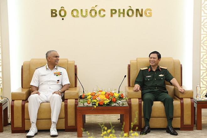 Thượng tướng Nguyễn Tân Cương và Đô đốc Hari Kumar. (Nguồn: Bộ Quốc phòng) Hợp tác quốc phòng Việt Nam-Ấn Độ phát triển vững chắc và thiết thực ảnh 1