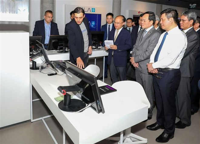Phó Thủ tướng Chính phủ Trần Lưu Quang tới thăm Trung tâm Peres về Hòa bình và Đổi mới Sáng tạo ở thành phố Tel Aviv. (Ảnh: Văn Ứng/TTXVN) Thúc đẩy quan hệ hữu nghị và hợp tác nhiều mặt Việt Nam-Israel ảnh 3