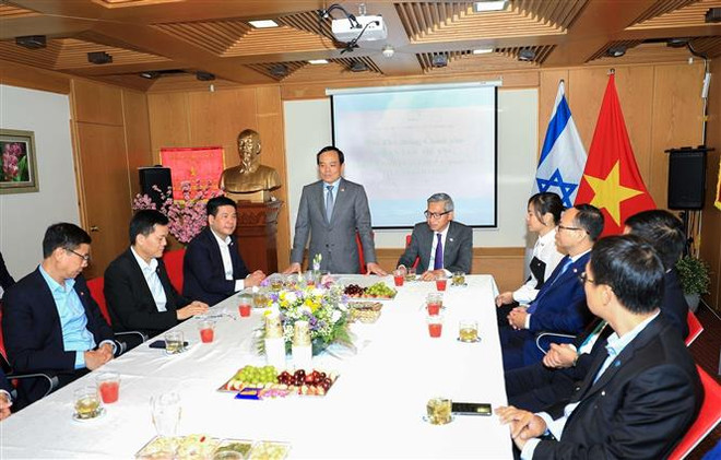 Phó Thủ tướng Trần Lưu Quang phát biểu động viên cán bộ, nhân viên Cơ quan Đại diện Việt Nam tại Israel. (Ảnh: Văn Ứng/TTXVN) Thúc đẩy quan hệ hữu nghị và hợp tác nhiều mặt Việt Nam-Israel ảnh 2