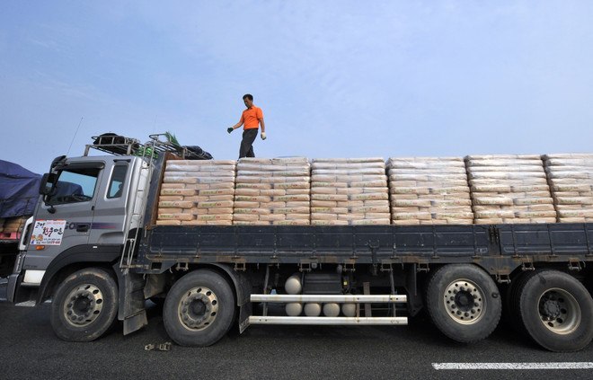 Xe chở lương thực viện trợ của Hàn Quốc tới Triều Tiên tại khu vực cửa khẩu ở Paju, phía bắc thủ đô Seoul, Hàn Quốc. (Nguồn: AFP/TTXVN) Seoul được độc lập triển khai các dự án viện trợ cho Triều Tiên ảnh 1