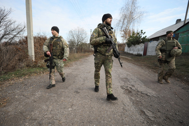 Binh sỹ Ukraine tuần tra tại làng Katerynivka, vùng Lugansk, miền Đông Ukraine ngày 2/11/2019. (Nguồn: AFP/TTXVN) Kazakhstan đề xuất tổ chức cuộc gặp thượng đỉnh Nga-Ukraine ảnh 1