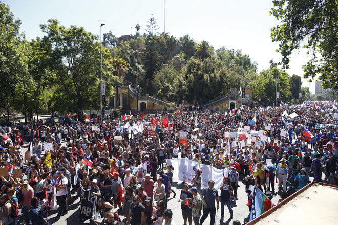 Người dân tham gia biểu tình phản đối Chính phủ tại Santiago, Chile, ngày 23/10/2019. (Nguồn: AFP/TTXVN) Chile: Các đảng lớn đề nghị cơ chế tham gia soạn thảo hiến pháp mới ảnh 1