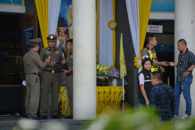 Cảnh sát Thái Lan tại hiện trường vụ xả súng. (Nguồn: yahoo news) Thái Lan: Xả súng tại phòng xử án khiến 3 người thiệt mạng ảnh 1