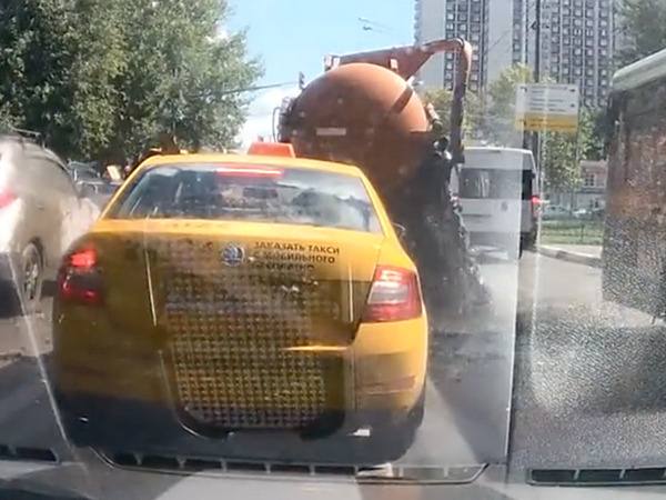 Xe chở phân phát nổ ngay trên phố, chất thải văng tung tóe ảnh 1