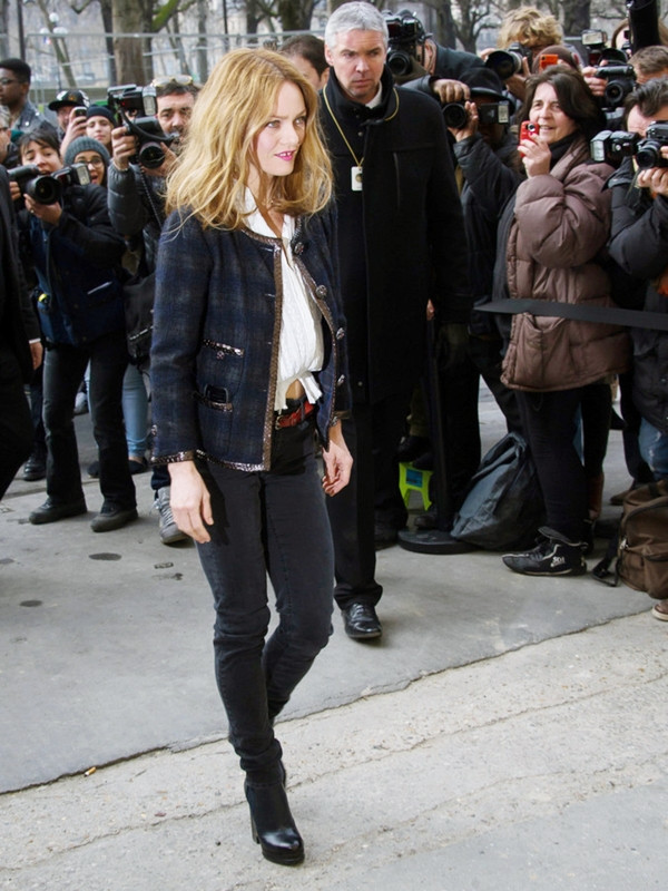 Tham dự Tuần lễ Thời trang Paris, Vanessa Paradis diện áo khoác vải tweed nẹp viền, với thiết kế 4 túi quen thuộc của Chanel. 5 món đồ giúp quý cô Paris trở thành tâm điểm của "kinh đô thời trang" ảnh 15