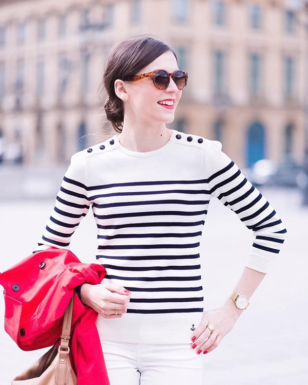 Daphne, tín đồ thời trang người Paris, là ví dụ điển hình cho các quý cô say mê áo phông kẻ. 5 món đồ giúp quý cô Paris trở thành tâm điểm của "kinh đô thời trang" ảnh 1