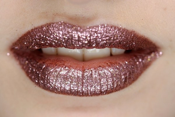 Trang điểm theo phong cách "lấp lánh" thịnh hành mùa Giáng sinh ảnh 7