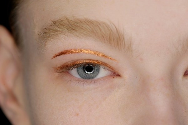 Trang điểm theo phong cách "lấp lánh" thịnh hành mùa Giáng sinh ảnh 4