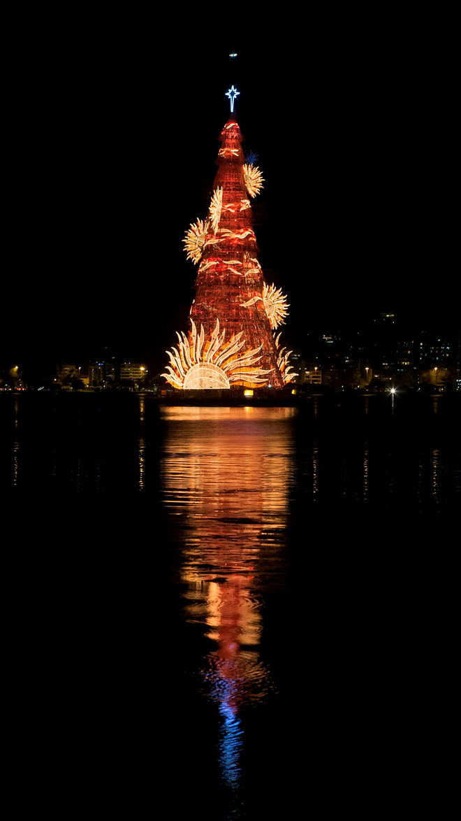 [Photo] Cây thông Noel khổng lồ thắp sáng nhờ 3,1 triệu bóng đèn LED ảnh 3