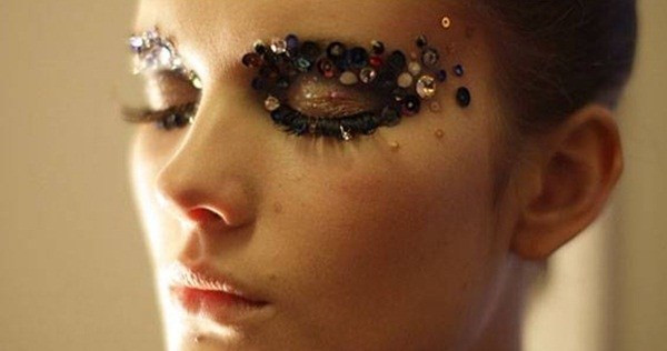 Trang điểm theo phong cách "lấp lánh" thịnh hành mùa Giáng sinh ảnh 1