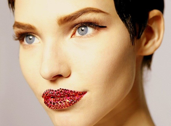 Trang điểm theo phong cách "lấp lánh" thịnh hành mùa Giáng sinh ảnh 10