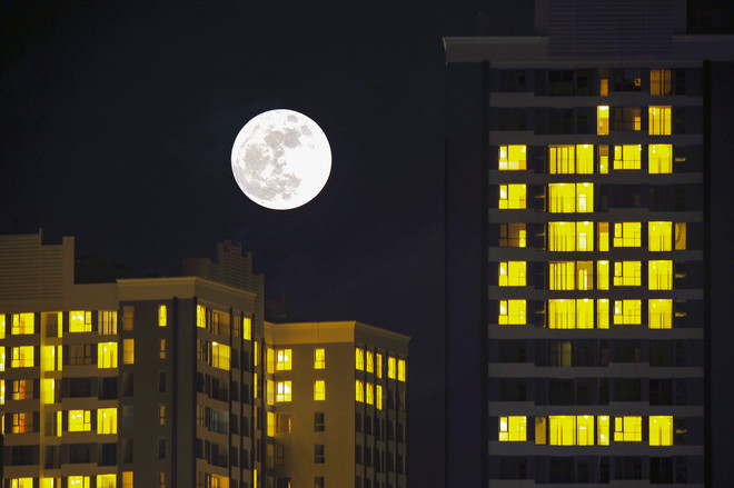 [Photo] Sững sờ với siêu trăng lớn nhất 100 năm qua tại Hà Nội ảnh 1