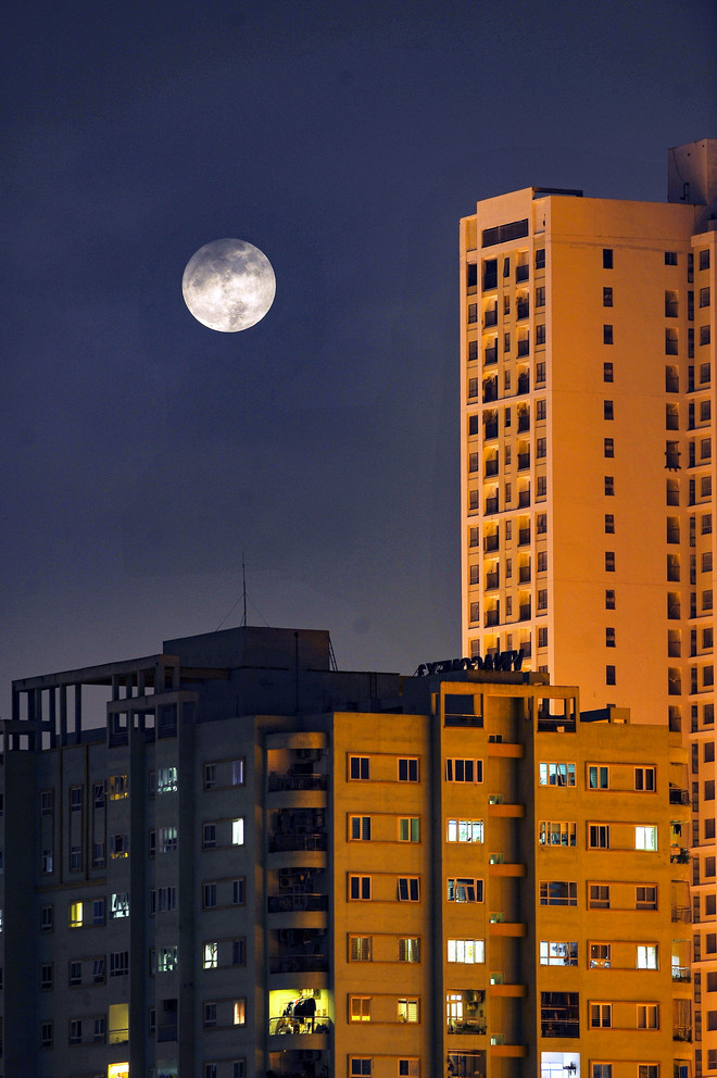 [Photo] Sững sờ với siêu trăng lớn nhất 100 năm qua tại Hà Nội ảnh 3