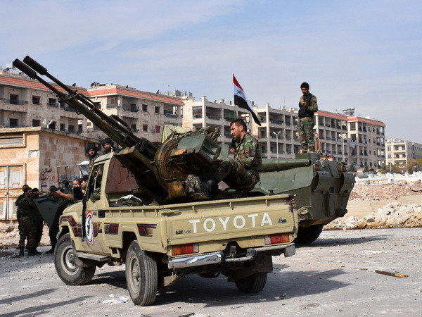 Binh sỹ quân đội Chính phủ Syria tại làng Minyan, phía tây Aleppo ngày 12/11. (Nguồn: AFP/TTXVN) Ông Donald Trump sẽ "bắt tay" với Nga để chấm dứt xung đột ở Syria? ảnh 1