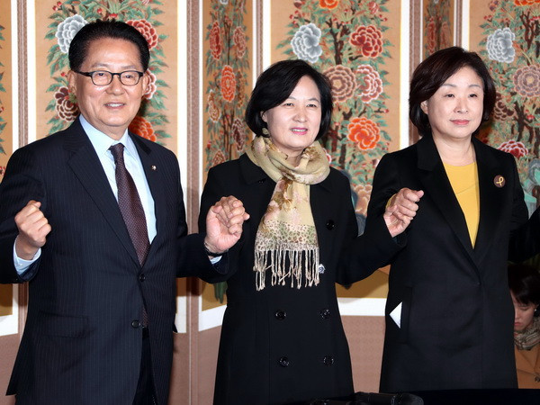 Lãnh đạo đảng Dân chủ đối lập Choo Mi-ae (giữa) tại Seoul ngày 9/11. (Nguồn: EPA/TTXVN) Lãnh đạo đảng đối lập Hàn Quốc hủy kế hoạch gặp Tổng thống ảnh 1