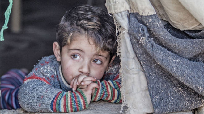 Một em nhỏ Syria trong trại tị nạn ở Iraq. (Nguồn: trtworld.com/mea/u) Hơn 7.000 trẻ em đã thiệt mạng trong cuộc chiến Syria 5 năm qua ảnh 1