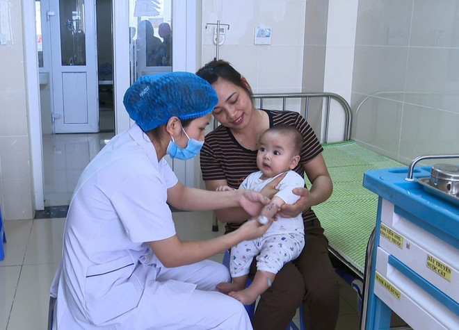 Nhân viên y tế Bệnh viện Sản Nhi Vĩnh Phúc thăm khám cho bệnh nhân nhi. (Ảnh: Nguyễn Thảo/TTXVN) bao hiem xa hoi 4.jpg