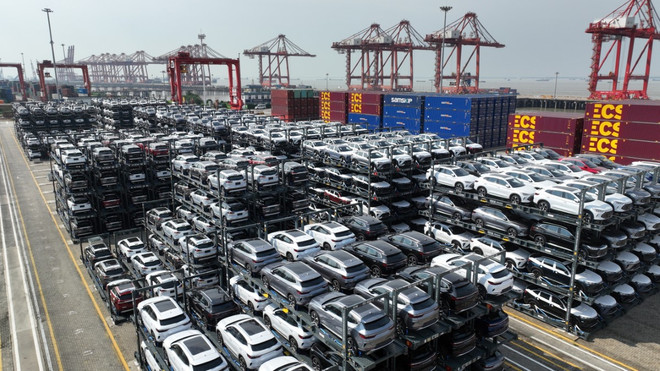 Xe ôtô chạy bằng năng lượng mới chờ xuất khẩu tại khu cảng ở thành phố Thái Thương thuộc Tô Châu, tỉnh Giang Tô (Trung Quốc). (Ảnh: THX/TTXVN) xe dien_eu 2.jpg