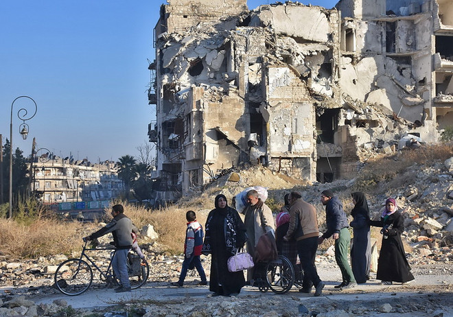 Người dân Syria sơ tán khỏi khu vực phía đông Aleppo để đến quận Bab al-Hadid - nơi quân Chính phủ giành lại quyền kiểm soát từ phiến quân, ngày 7/12. (Nguồn: AFP/TTXVN) Nga ủng hộ tiếp tục đàm phán với Mỹ về tình hình Syria ảnh 1