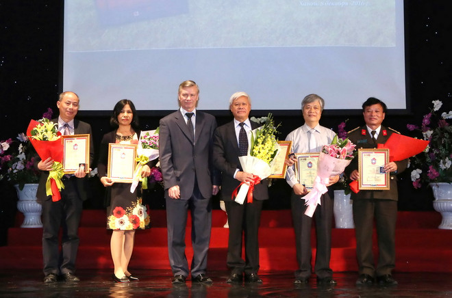 Chủ tịch Hội Hữu nghị Nga-Việt V. Buianov trao Kỷ niệm chương cho tác giả, các dịch giả và nhà xuất bản Công an Nhân dân tại buổi lễ. (Ảnh: Phương Hoa/TTXVN) Sách “Gia tộc Tổng thống V.V.Putin” ra mắt bạn đọc Việt Nam ảnh 2