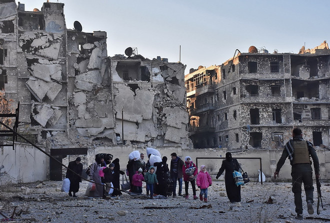 Người dân Syria sơ tán khỏi khu vực phía đông Aleppo để đến quận Bab al-Hadid - nơi quân Chính phủ giành lại quyền kiểm soát từ phiến quân, ngày 7/12. (Nguồn: AFP/TTXVN) Mỹ, Nga vẫn không đạt tiến bộ về lệnh ngừng bắn mới ở Syria ảnh 1
