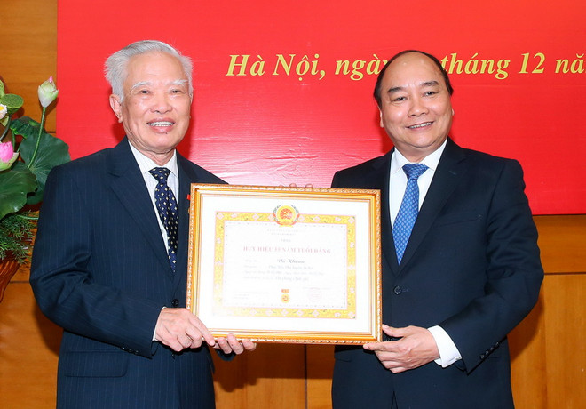 Thủ tướng Nguyễn Xuân Phúc, Bí thư Ban cán sự Đảng Chính phủ trao tặng Huy hiệu 55 năm tuổi đảng cho ông Vũ Khoan, nguyên Bí thư Trung ương Đảng, nguyên Phó Thủ tướng Chính phủ. (Ảnh: Thống Nhất/TTXVN) Trao Huy hiệu 55 năm tuổi Đảng tặng nguyên Phó Thủ tướng Vũ Khoan ảnh 1