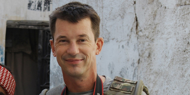 John Cantlie, nhà báo người Anh bị bắt cóc tai Syria 4 năm trước. (Nguồn: AP) Bằng chứng về sự sống sót của nhà báo Anh John Cantlie ảnh 1