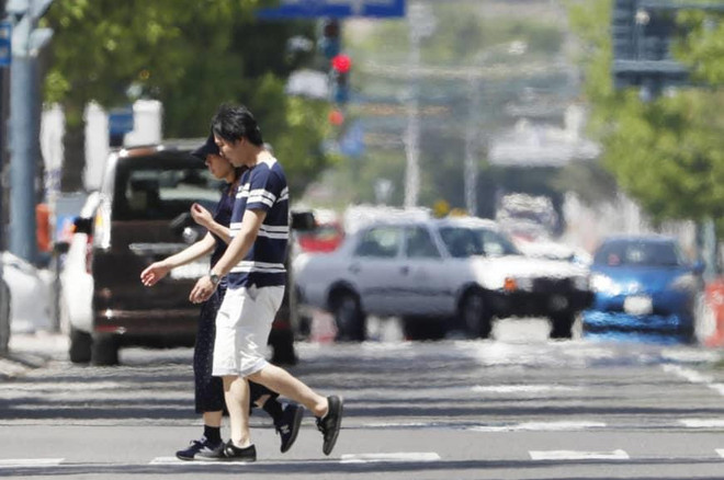 Nhật Bản tiếp tục nắng nóng bất thường, vượt ngưỡng 30 độ C ảnh 1