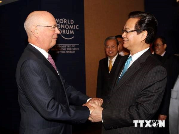 Thủ tướng Nguyễn Tấn Dũng tiếp Chủ tịch Diễn đàn Kinh tế Thế giới Klaus Schwab. (Nguồn: TTXVN) Thủ tướng: Việt Nam luôn là quốc gia ổn định vững chắc ảnh 1