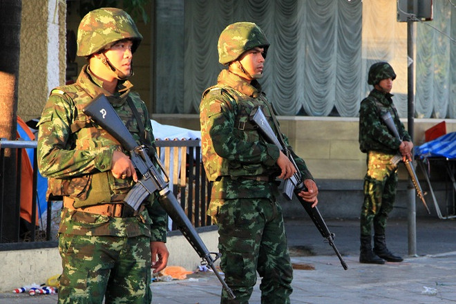 Binh sỹ Thái Lan gác tại thủ đô Bangkok ngày 23/5. (Nguồn: THX/TTXVN) Mỹ ngừng khoản viện trợ quân sự cho Thái Lan do đảo chính ảnh 1