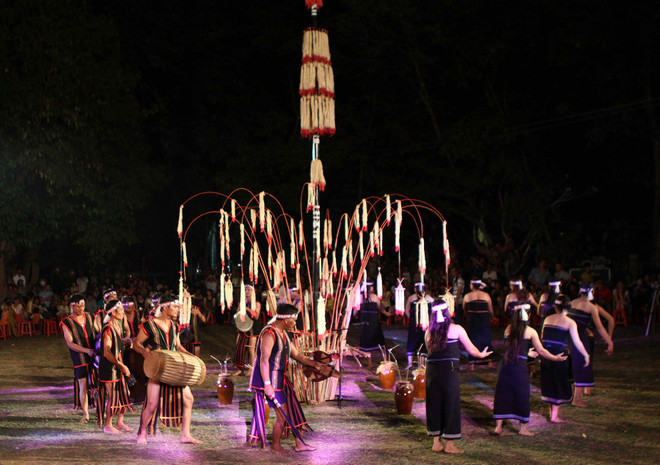 Mê hoặc, giàu xúc cảm trong đêm hội cồng chiêng Kon Tum ảnh 1